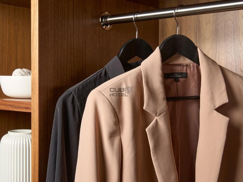 100 Cabides em Madeira com Gancho Chelsea
