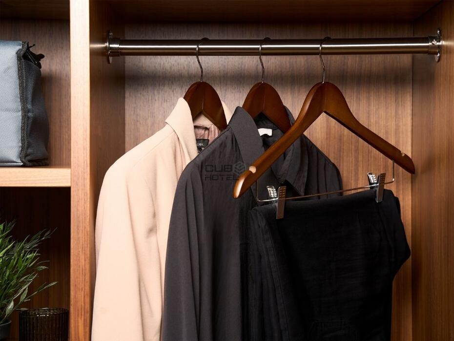 100 Perchas de Madera con Pinzas Burlington para Hotel