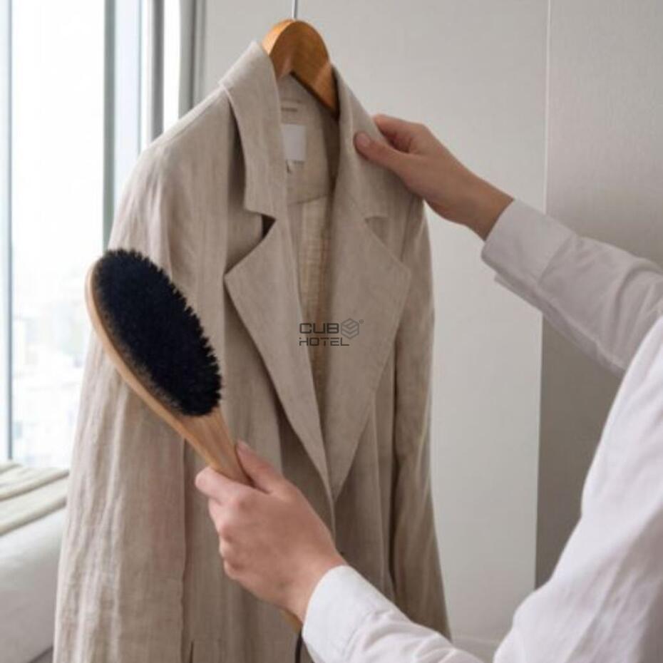 Skipton Clothes Brush in Light Wood